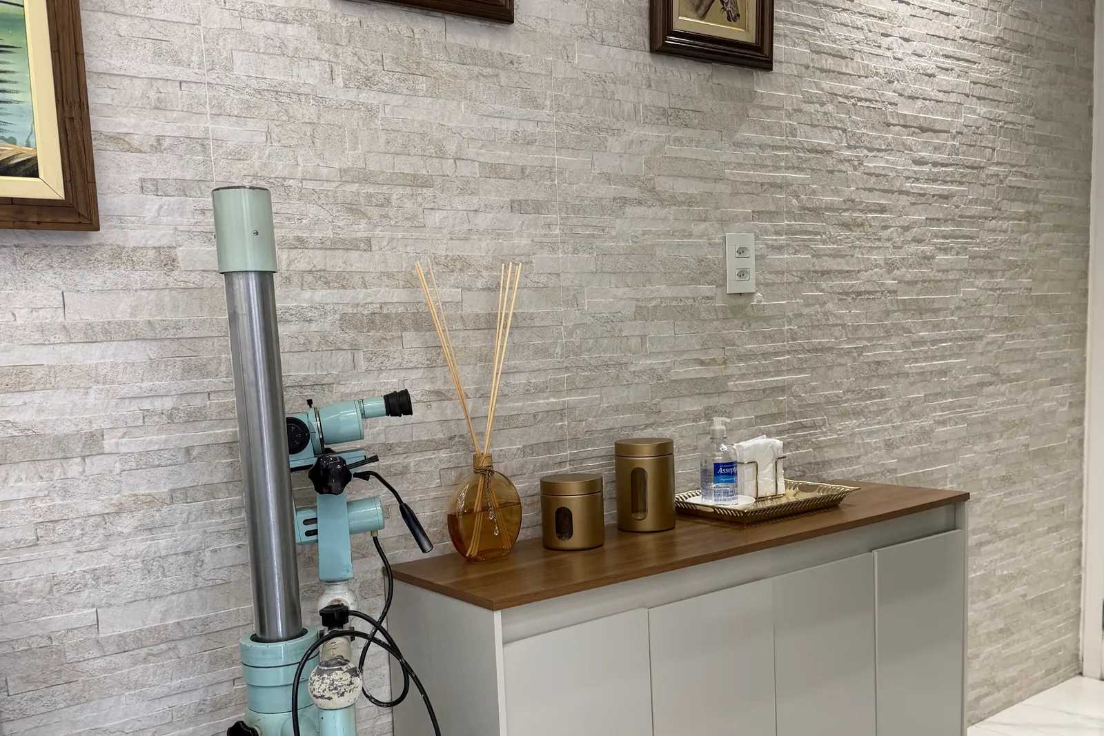 Equipamento de colposcopia do consultório, em Santos