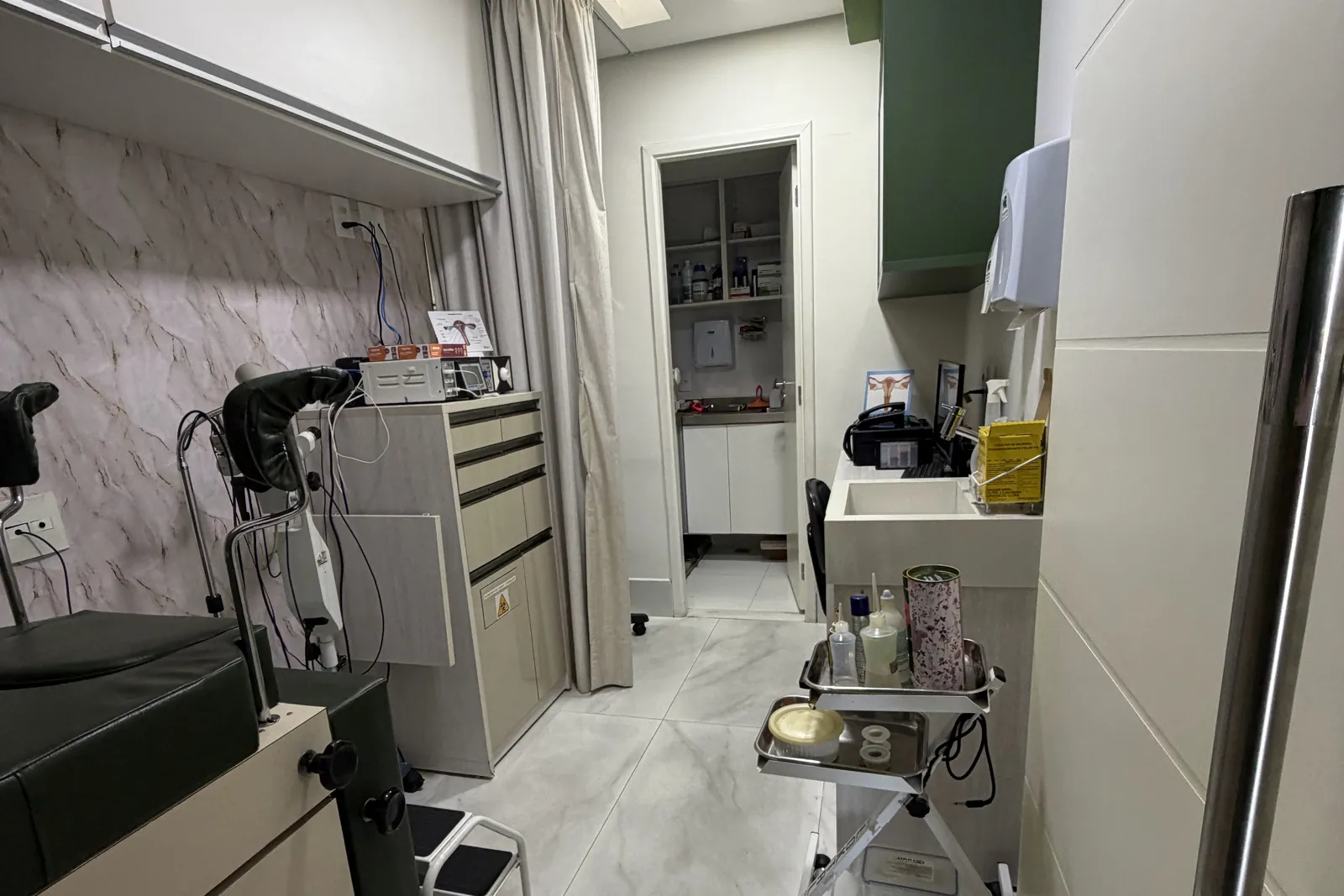 Sala de procedimentos do consultório, em Santos
