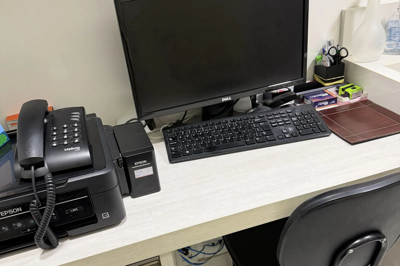 Mesa de atendimento do consultório, em Santos