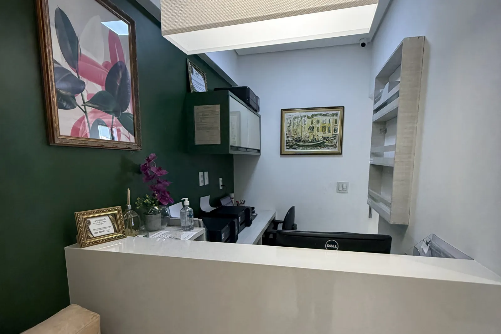 Recepção do consultório, no Gonzaga, em Santos