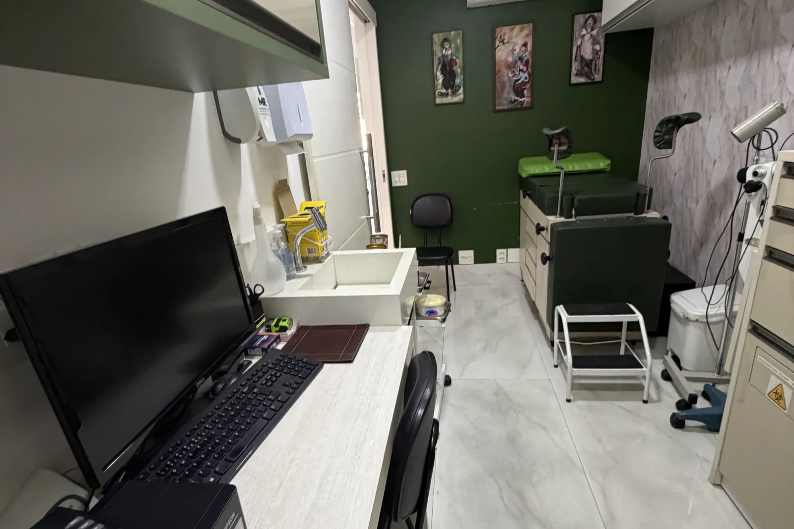 Sala de exame do consultório, com aparelho de ultrassonografia