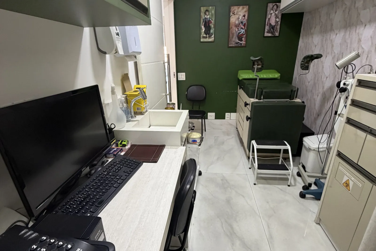 Sala de exame do consultório, em Santos