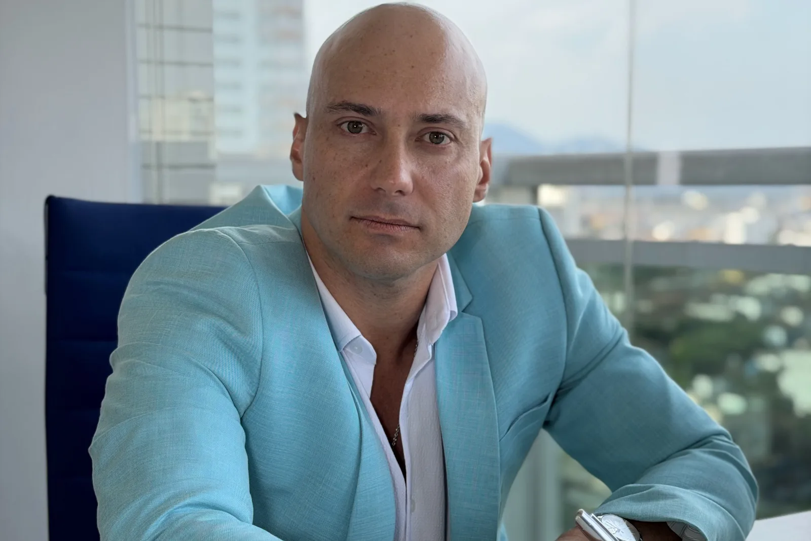 Dr. Germano em atendimento no consultório